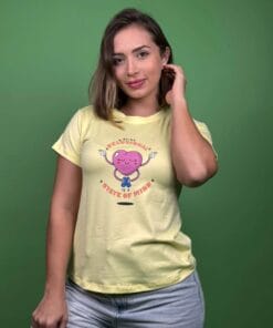 camiseta being delusional corazon rosa amarillo - 1202324